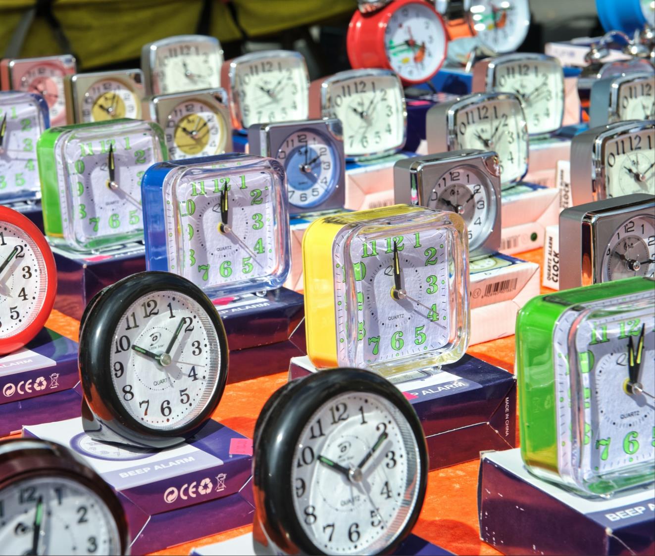 Relojes expuestos en un mercado