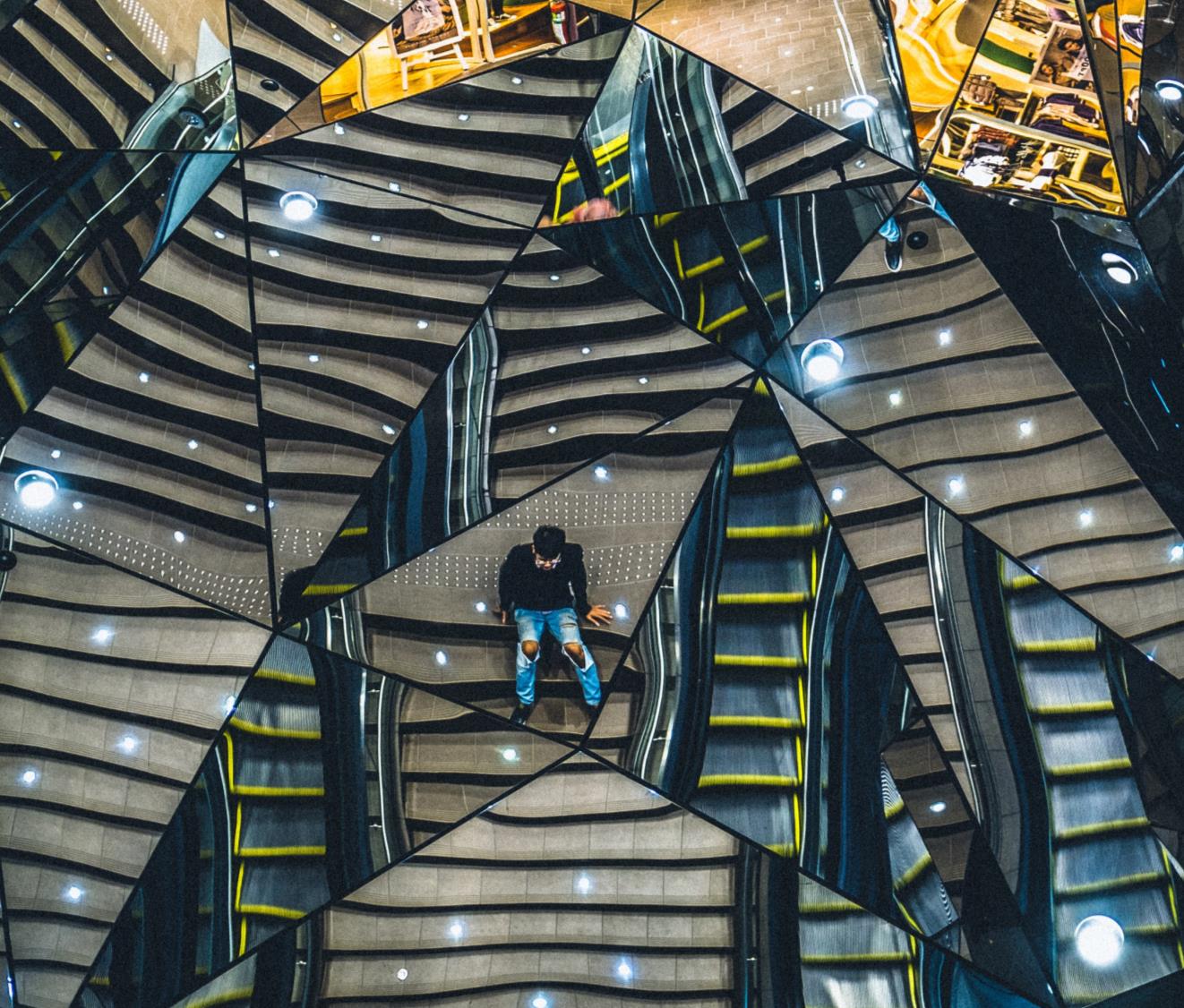 Escaleras mecánicas entrecruzadas en un edificio