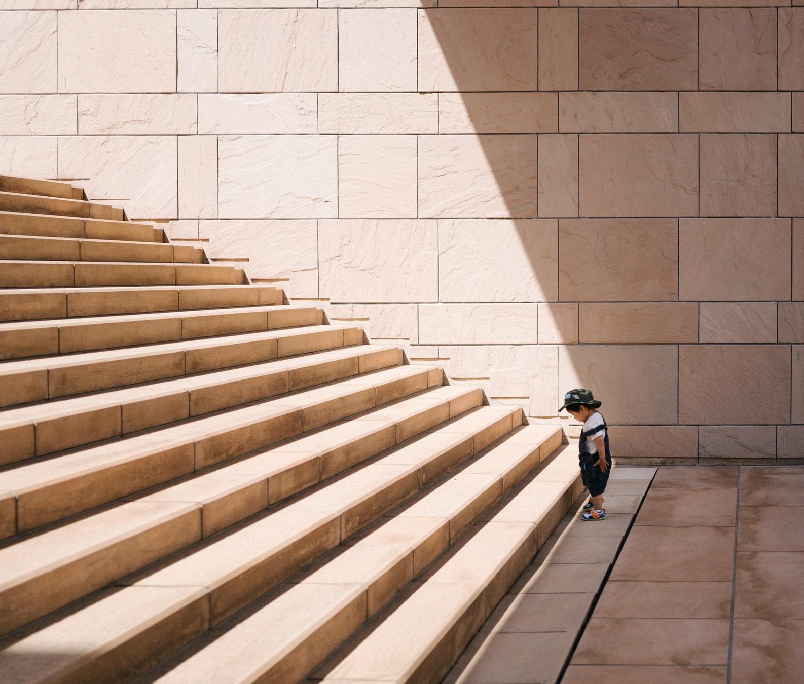 Escaleras que evocan dirección y avance
